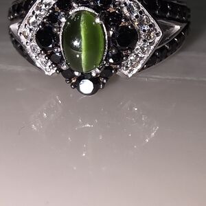 Elegant Green and Black Gemstone Ring